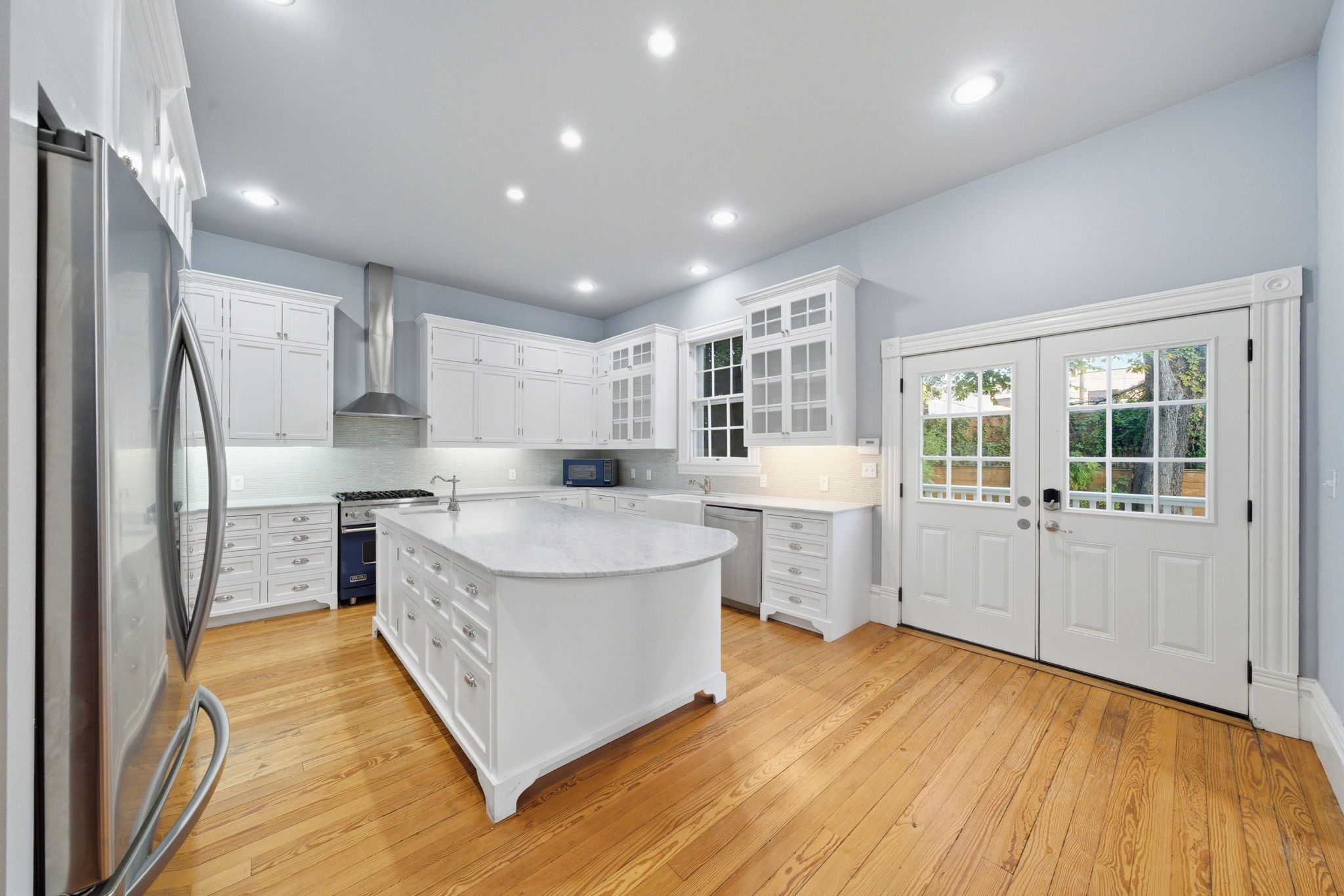 1818 Decatur Street Houston, TX 77007 - Photo 14 of 48 a kitchen with a sink stove and refrigerator