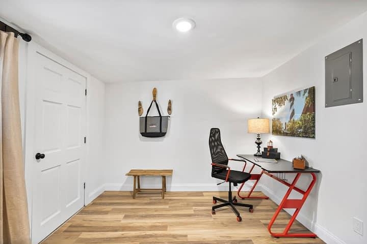 111 Colon Avenue St. Augustine, FL 32084 - Photo 38 of 46 a workspace with furniture and wooden floor