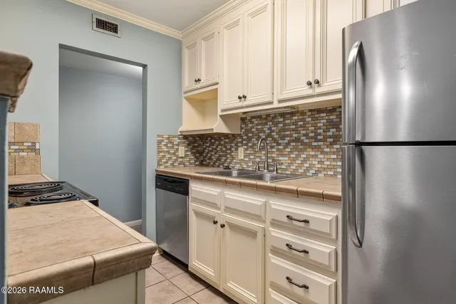 $135,000 | 220 Doucet Road, Unit 241F, Lafayette, LA 70503