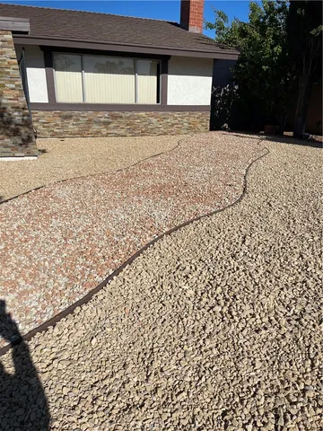 a view of a backyard