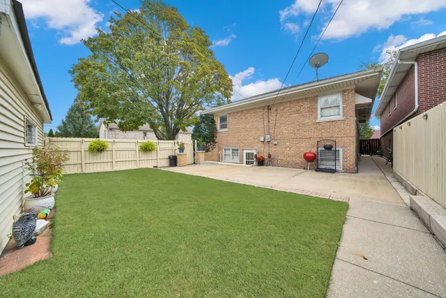 a view of back yard of the house