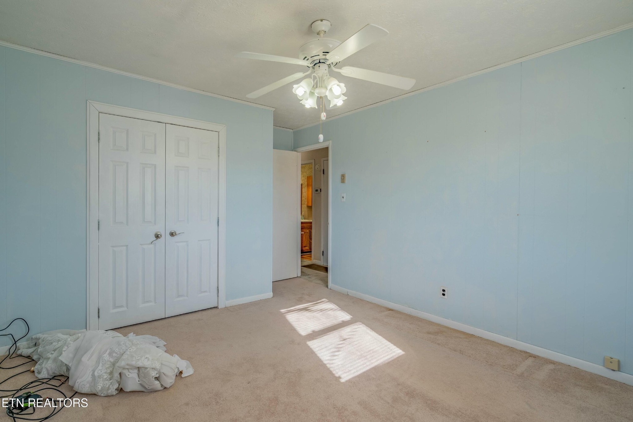 1747 Fairview Road Oliver Springs, TN 37840 - Photo 11 of 20 a view of a livingroom with a chandelier fan
