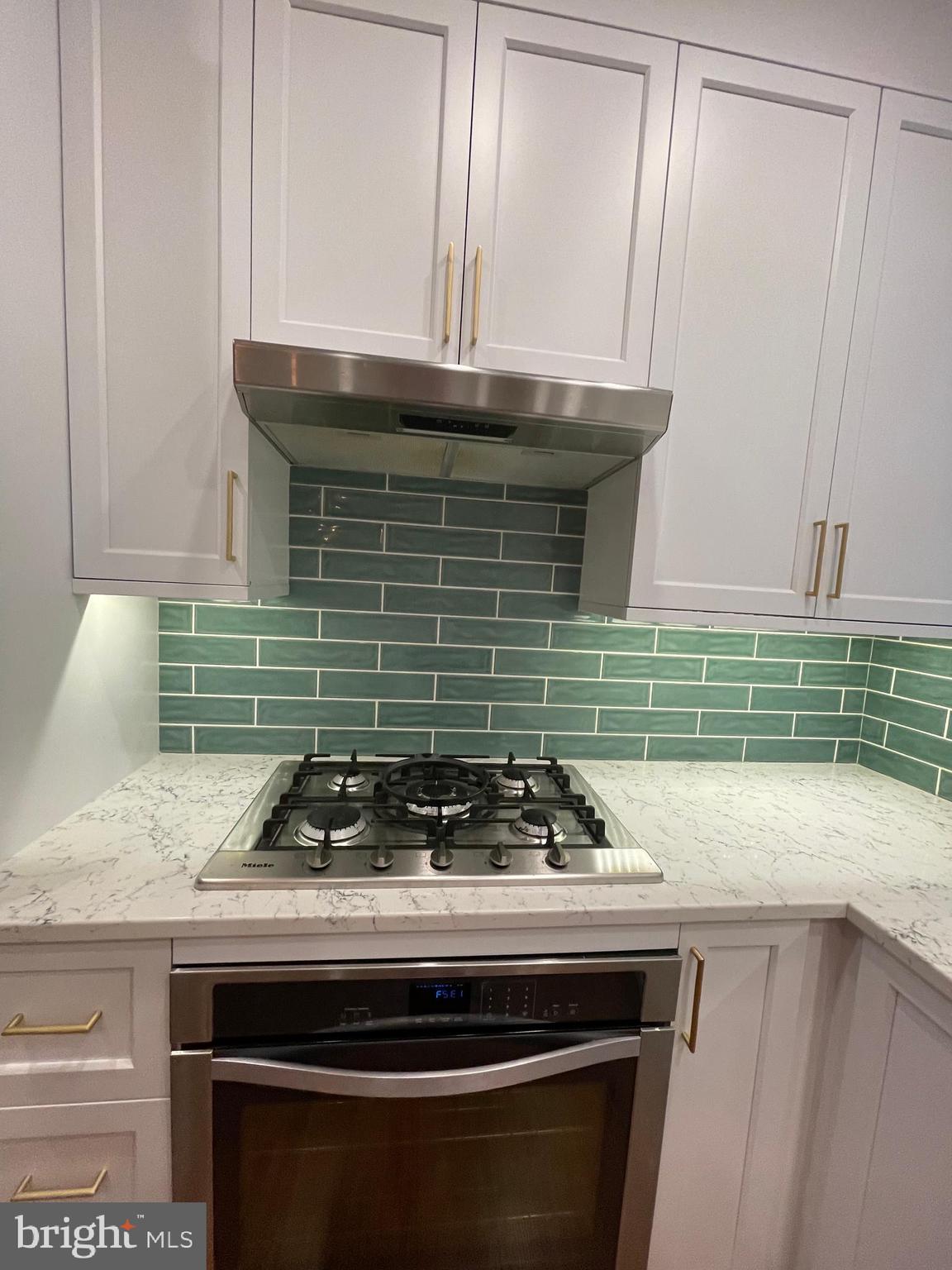 1835 Addison Street Philadelphia, PA 19146 - Photo 11 of 32 5 Burner Stove