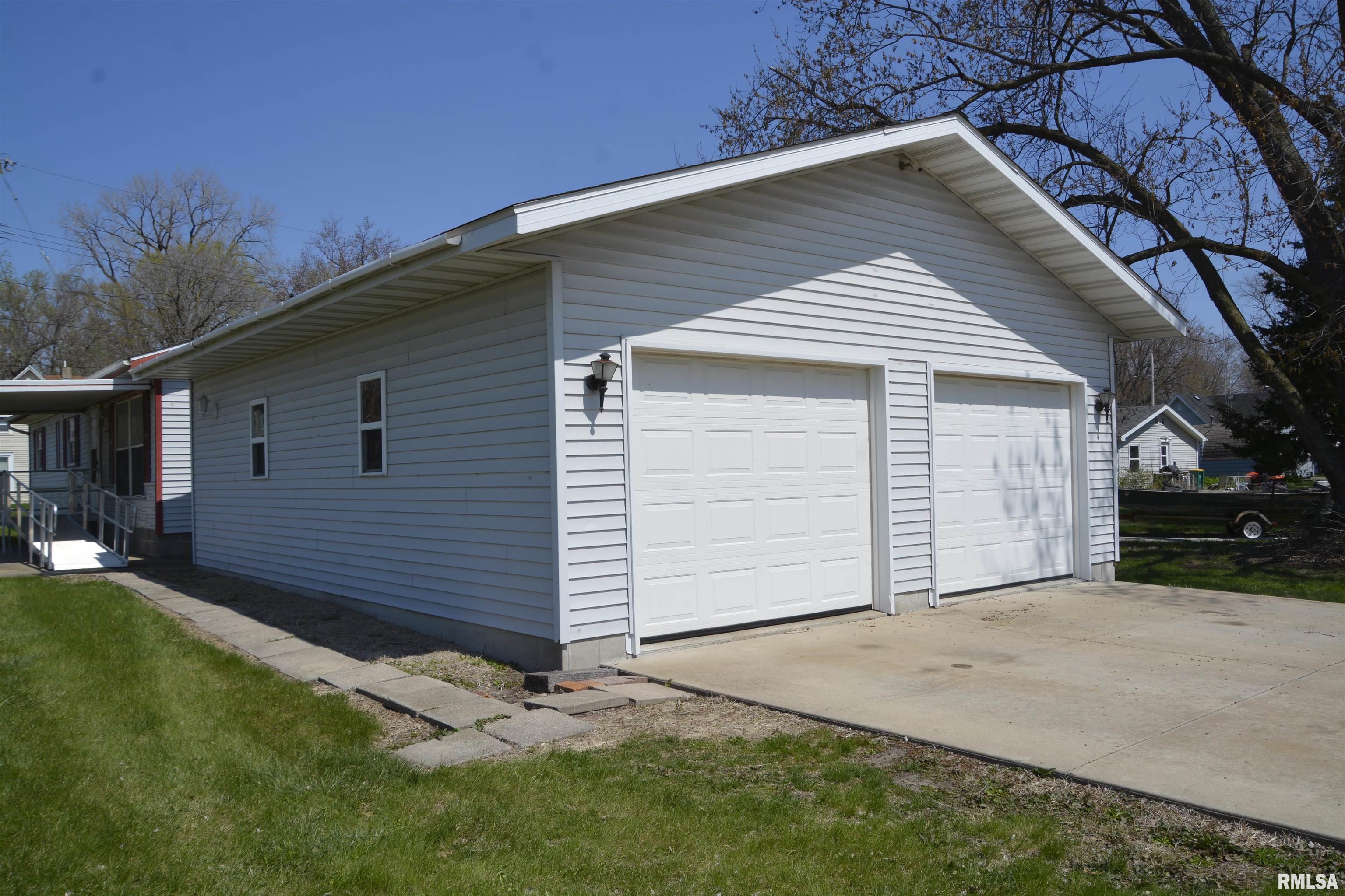 407 South Ward Street Macomb, IL 61455 - Photo 2 of 18