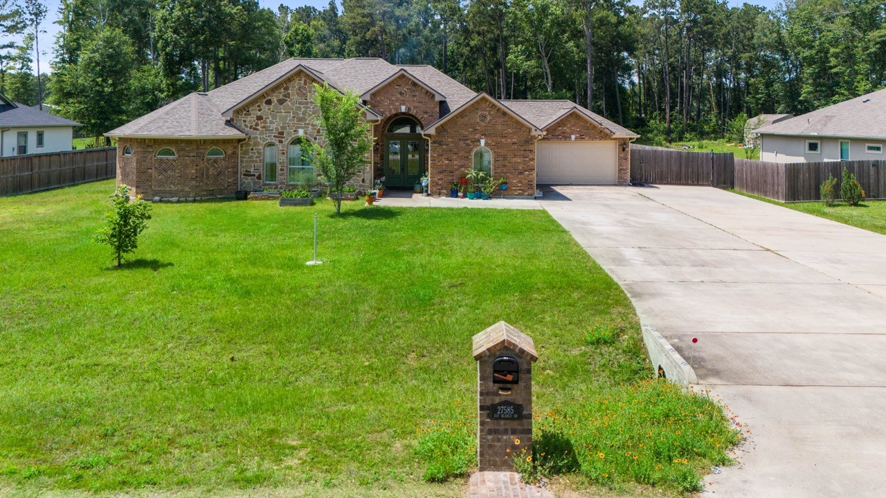 27585 Rio Blanco Drive Splendora, TX 77372 - Photo 2 of 39 Welcome home to 4 bedrooms, 3 1/2-bathrooms offering 2900sqft of living space sitting on over an acre in the desirable Rio Vista neighborhood in Splendora.