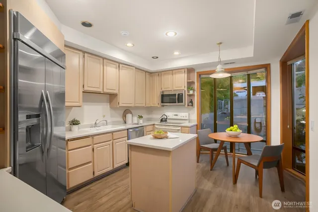 $950,000 | 7700 East Green Lake Drive North, Unit A7, Seattle, WA 98103