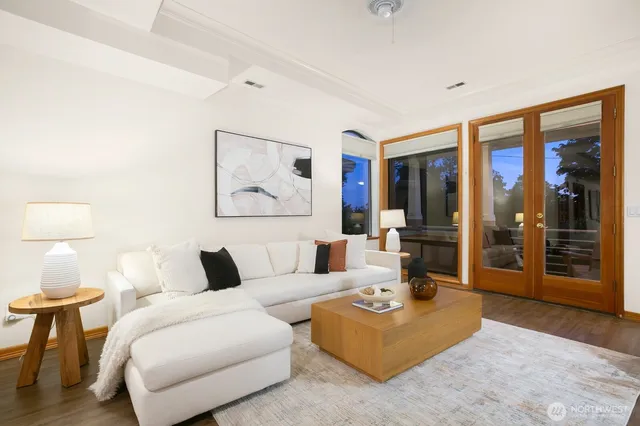 $950,000 | 7700 East Green Lake Drive North, Unit A7, Seattle, WA 98103