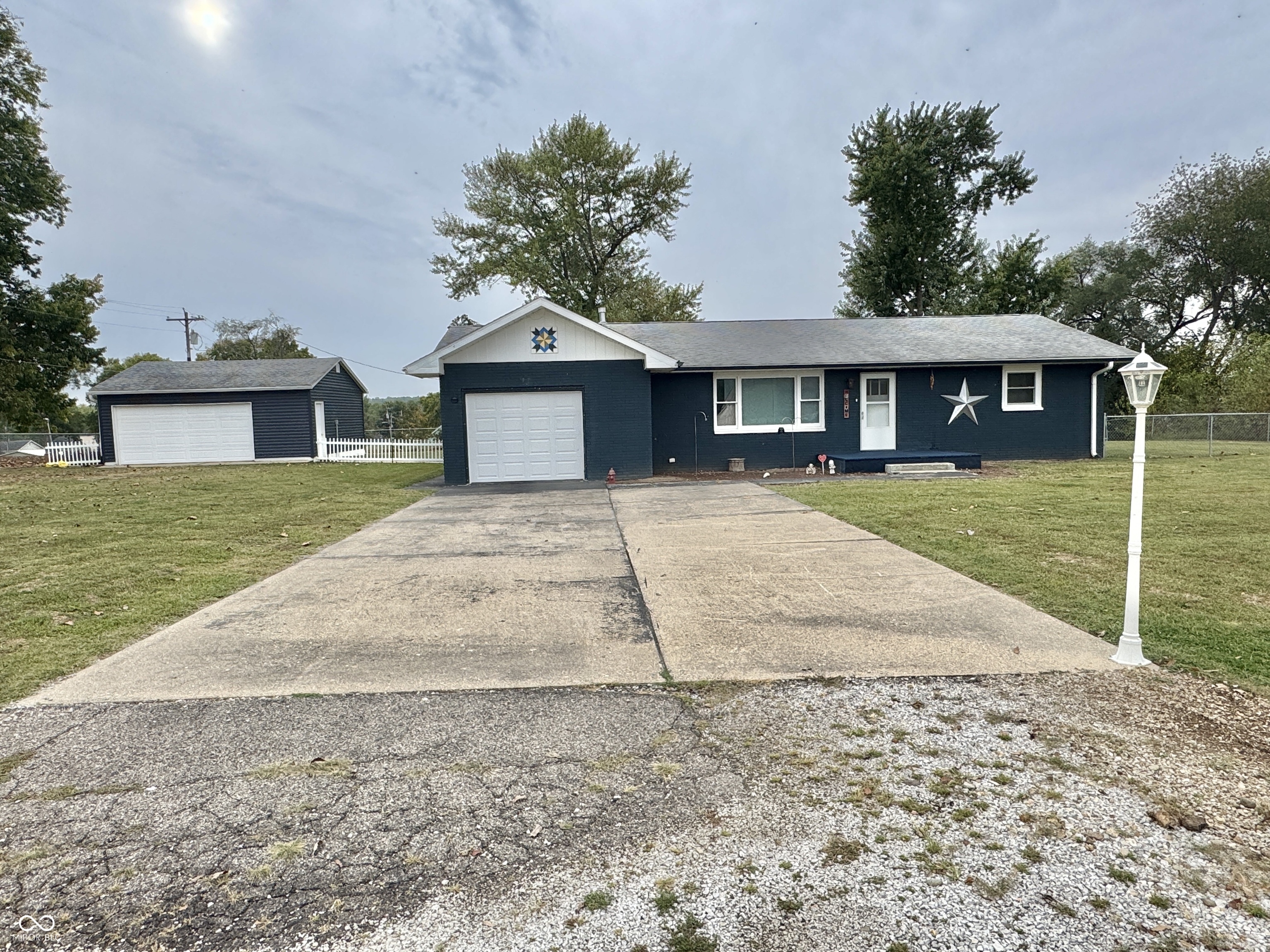 729 Monroe Street Montezuma, IN 47862 - Photo 2 of 17