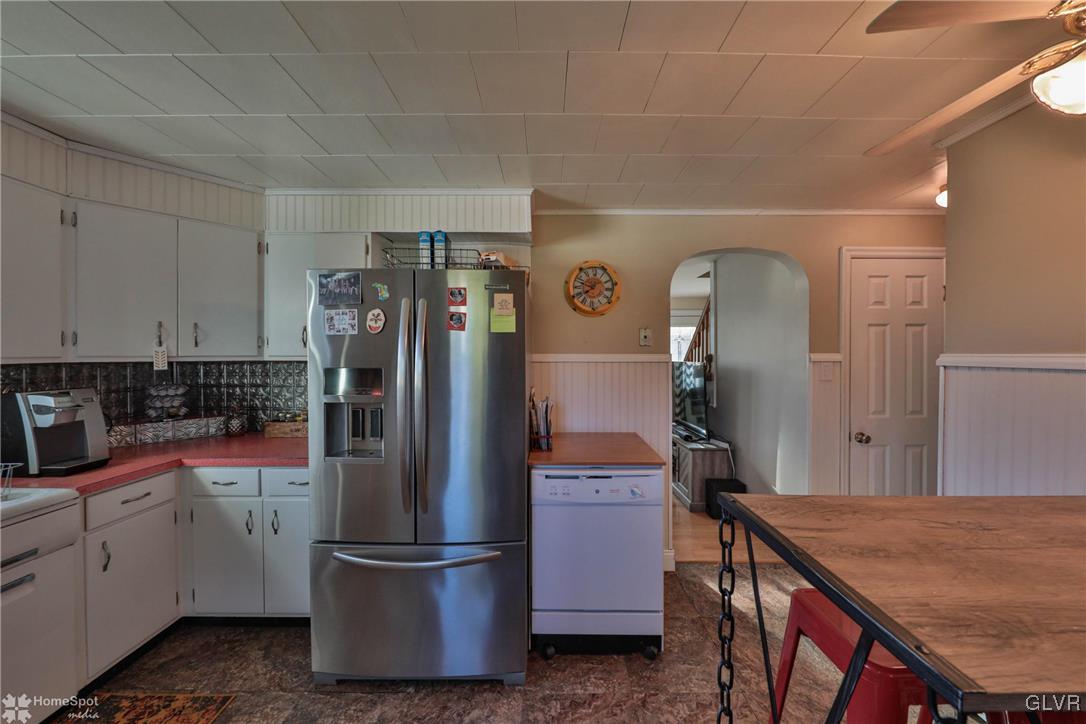 622 Hahn Road Nazareth, PA 18064 - Photo 23 of 37 a kitchen with stainless steel appliances granite countertop a refrigerator and a stove