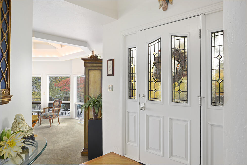 2255 Johns Peak Road Central Point, OR 97502 - Photo 4 of 36 Interior Entry