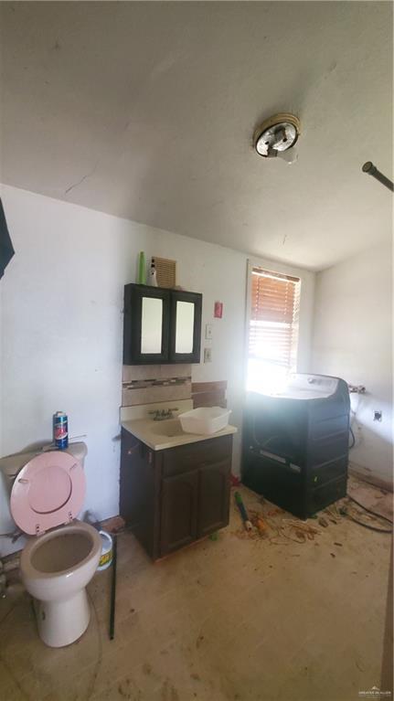 932 Jones Avenue Mercedes, TX 78570 - Photo 3 of 6 a kitchen with a stove and a refrigerator