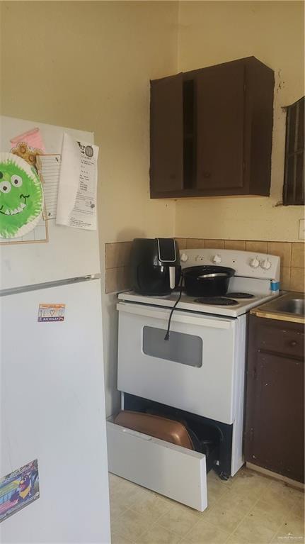 932 Jones Avenue Mercedes, TX 78570 - Photo 5 of 6 a utility room with dryer and washer