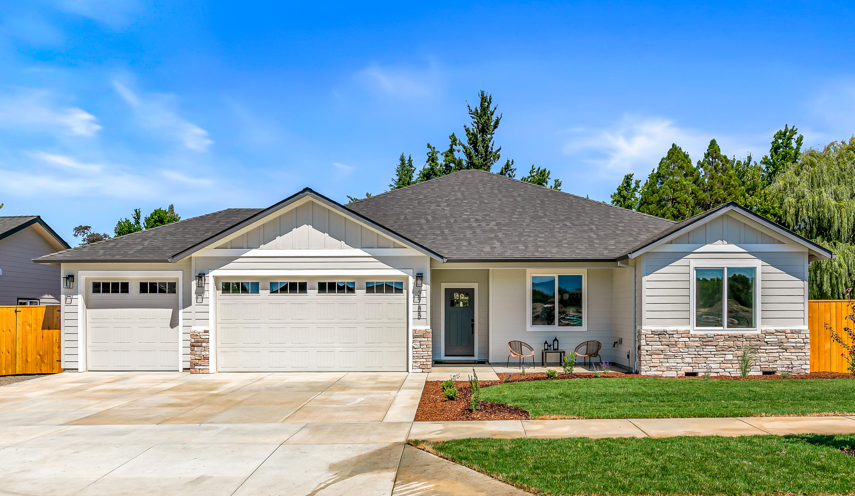 2785 Roberts Road Medford, OR 97504 - Photo 2 of 34 9R9A1179