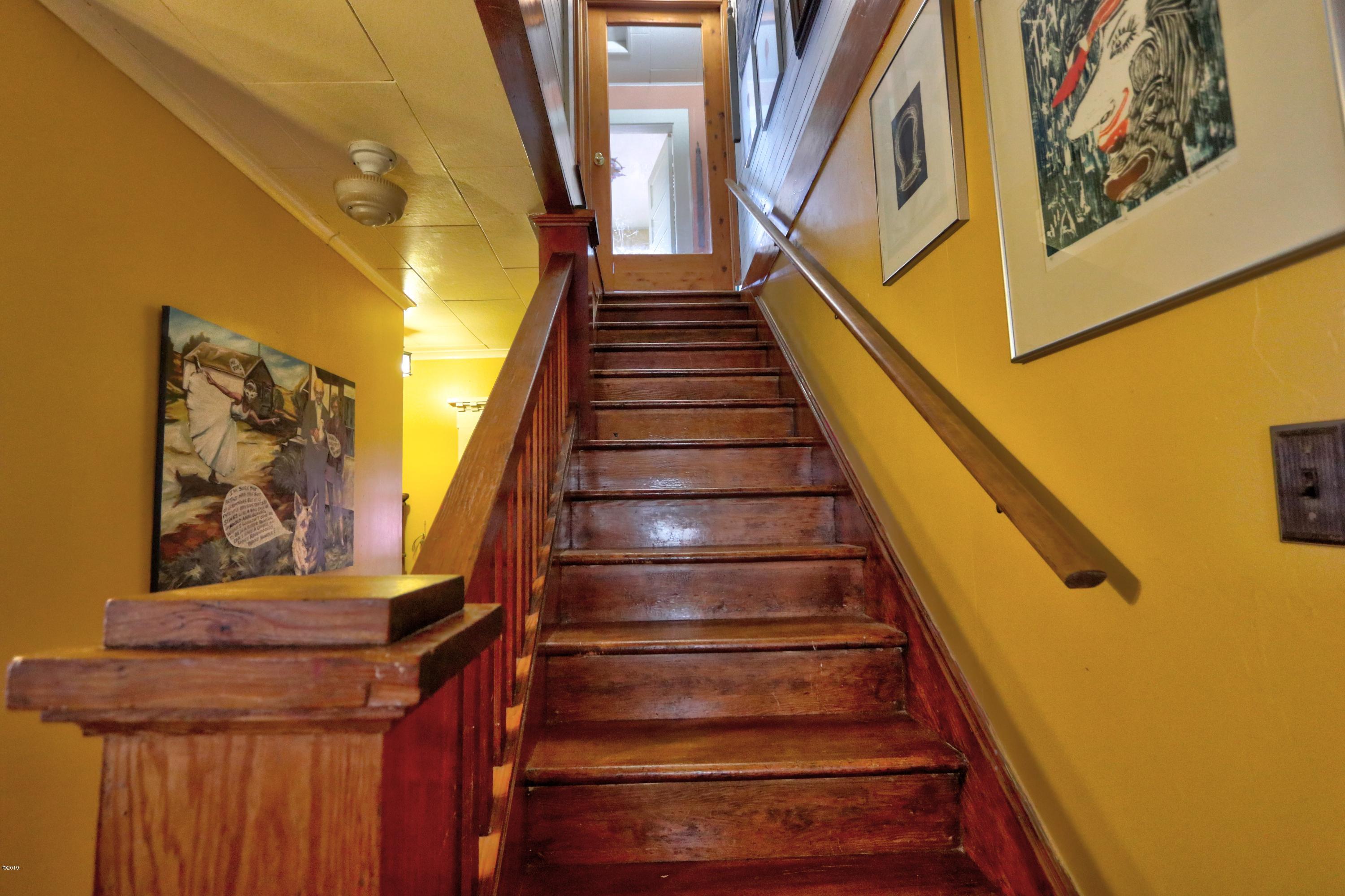 19 Southwest Hurbert Street Newport, OR 97365 - Photo 21 of 51 Stairs up