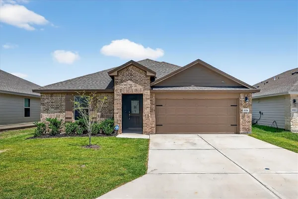 a front view of house with yard
