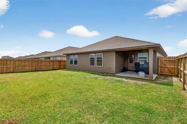 a view of a house with backyard and porch