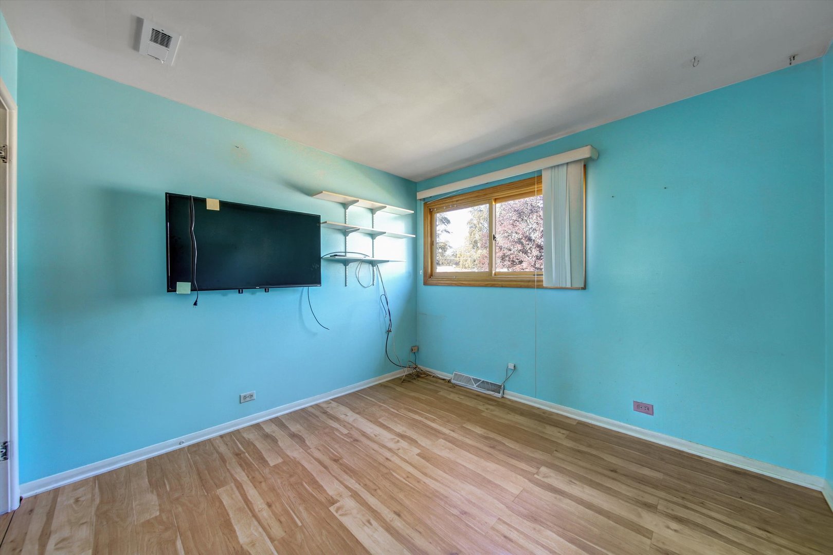 445 South Yale Avenue Addison, IL 60101 - Photo 13 of 20 a view of empty room with wooden floor and fan