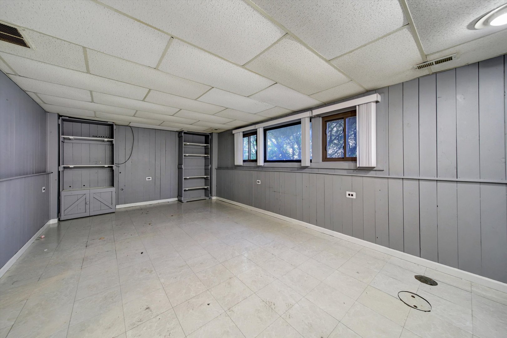 445 South Yale Avenue Addison, IL 60101 - Photo 14 of 20 a view of an empty room with a window