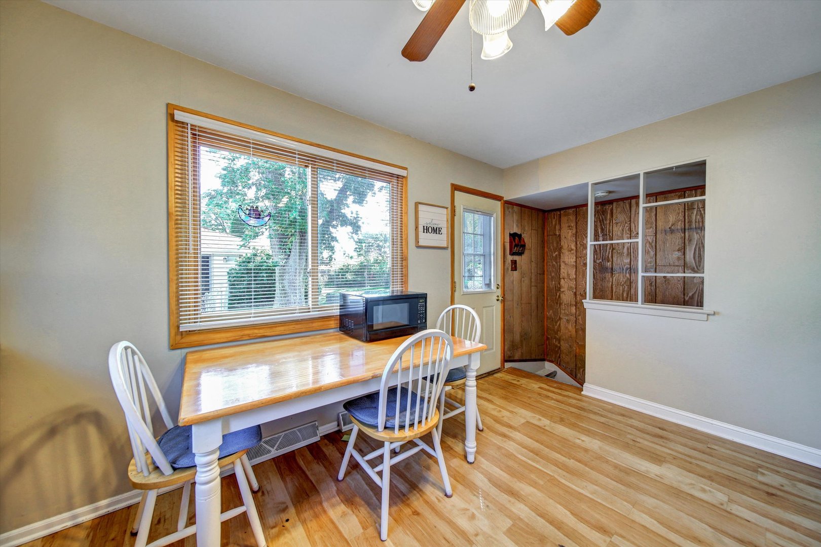 445 South Yale Avenue Addison, IL 60101 - Photo 7 of 20 a dining room with furniture and window