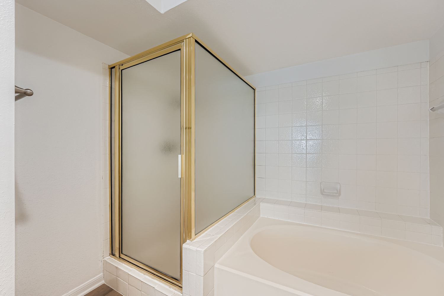 2450 Wickersham Lane, Unit 604 Austin, TX 78741 - Photo 16 of 22 a bathroom with a bathtub