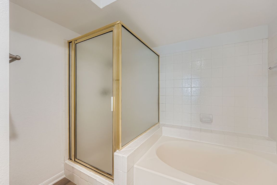 2450 Wickersham Lane, Unit 604 Austin, TX 78741 - Photo 16 of 22 a bathroom with a bathtub