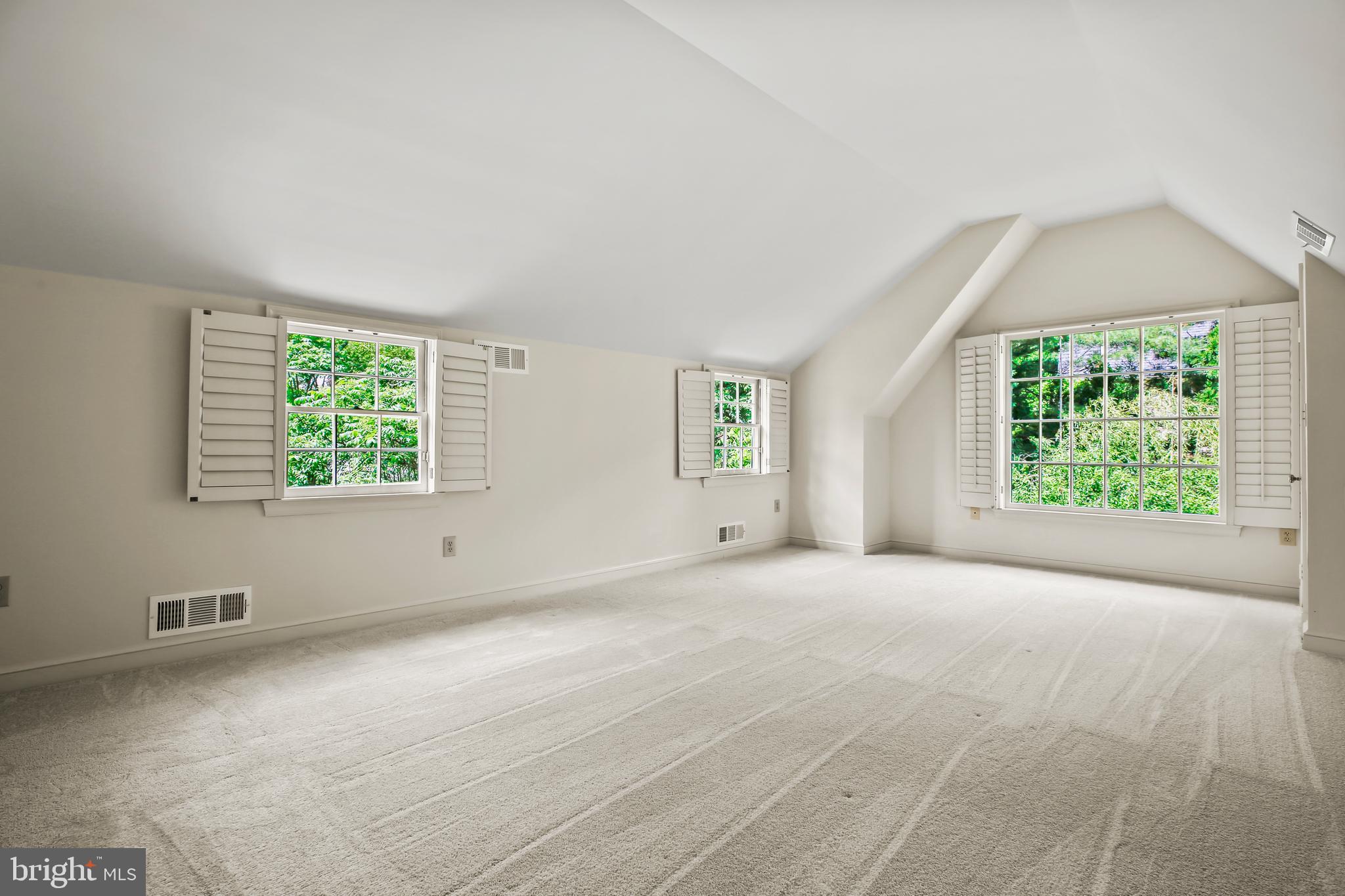 7125 Darby Road Bethesda, MD 20817 - Photo 48 of 64 an empty room with windows