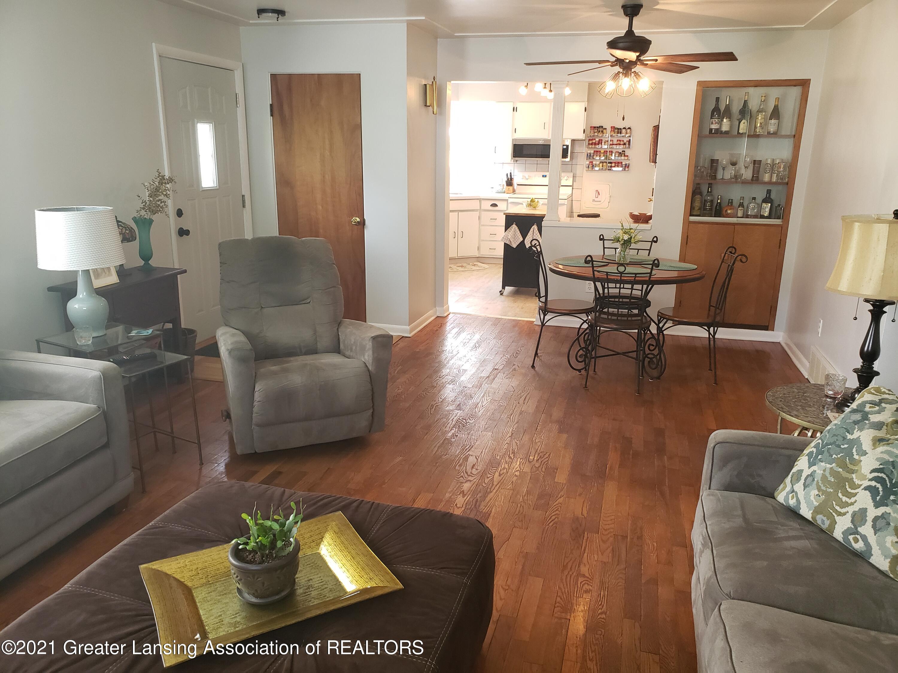 2205 North Canal Road Lansing, MI 48917 - Photo 5 of 31 Living Room