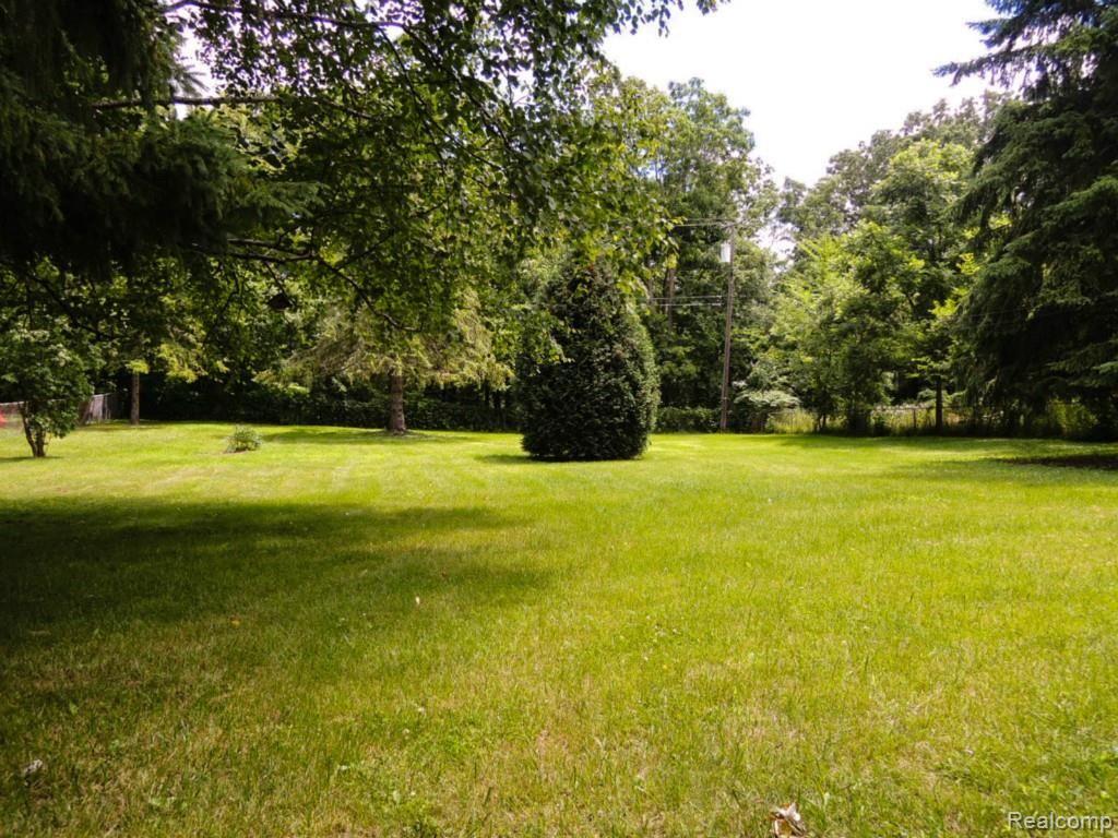 4296 Marcus Road Waterford, MI 48329 - Photo 38 of 42 backyard.jpg