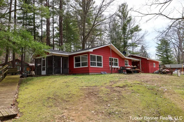 $315,000 | 7764 St Huberts Trail, Hesperia, MI 49421