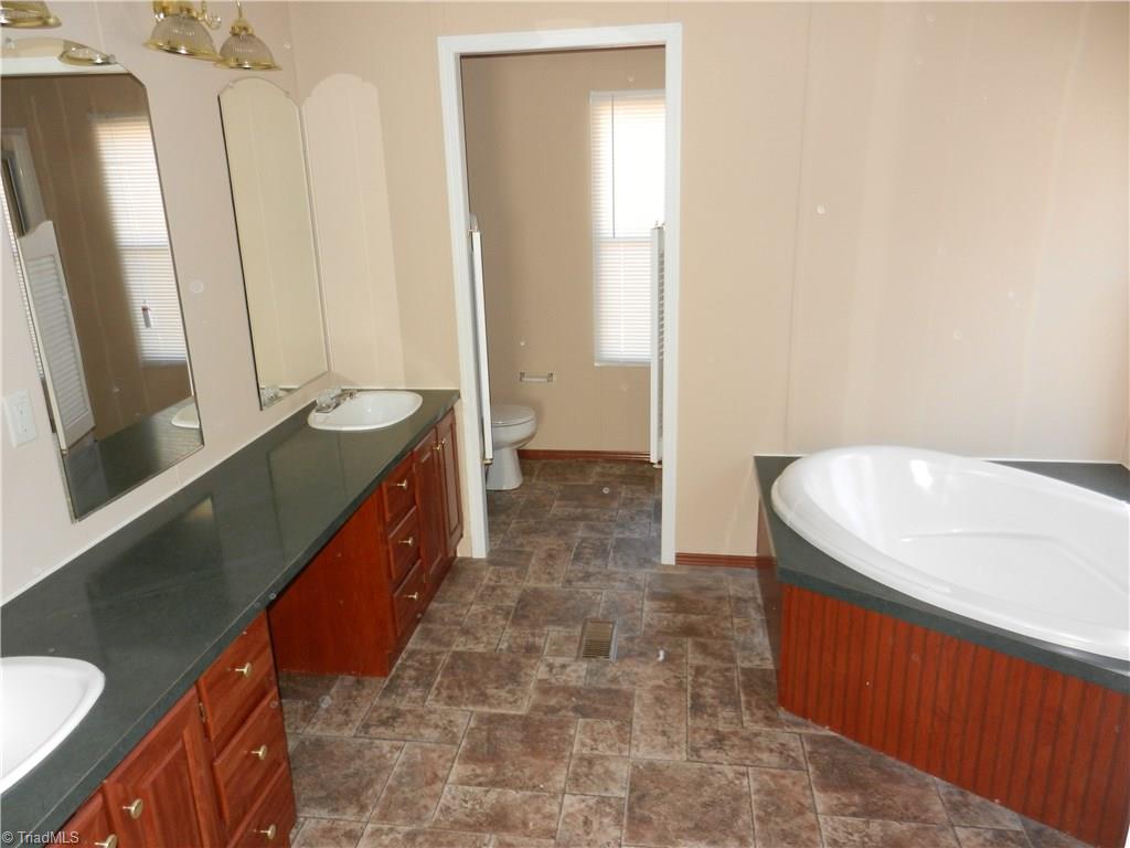 6894 Wright Road Thomasville, NC 27360 - Photo 5 of 13 Master Spa