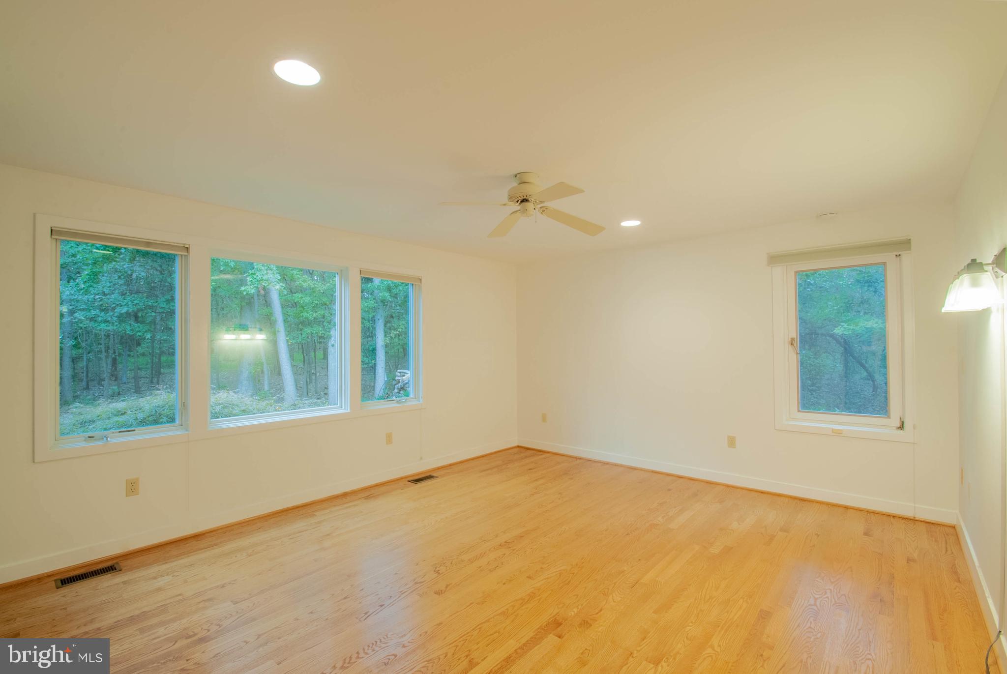 3672 Thomas Point Road Annapolis, MD 21403 - Photo 23 of 57 Main level owner's suite