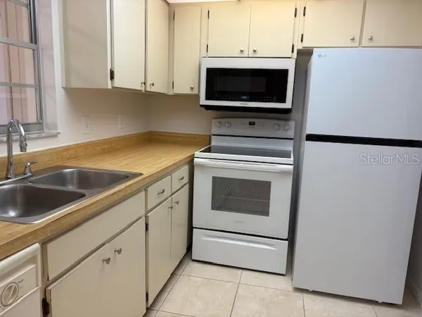 $1,725 | 401 Feltham Trail, Unit A, Sun City Center, FL 33573