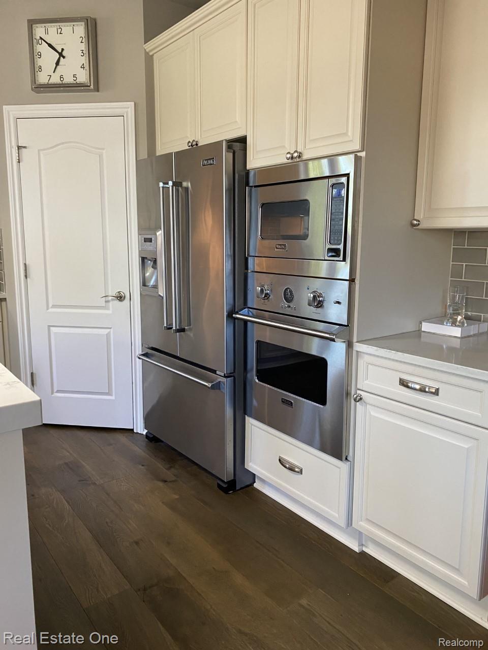 526 Springview Drive Rochester, MI 48307 - Photo 25 of 96 Viking stainless steel appliances & walk-in pantry