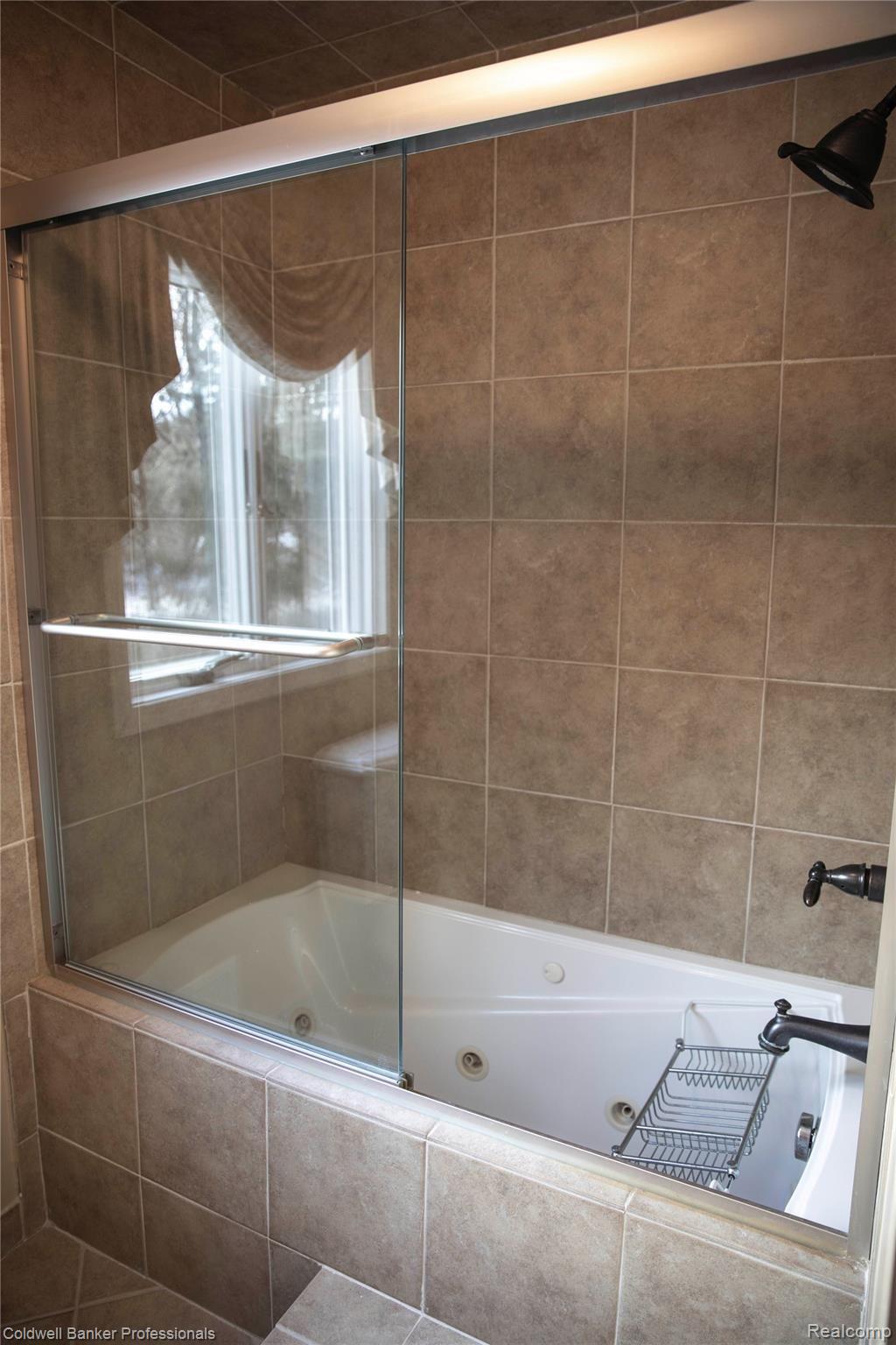 9925 Rattalee Lake Road Clarkston, MI 48348 - Photo 31 of 51 Renovated full bath