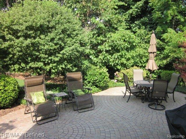 4160 Holly Lane Rochester, MI 48306 - Photo 3 of 25 Brick Paver Patio