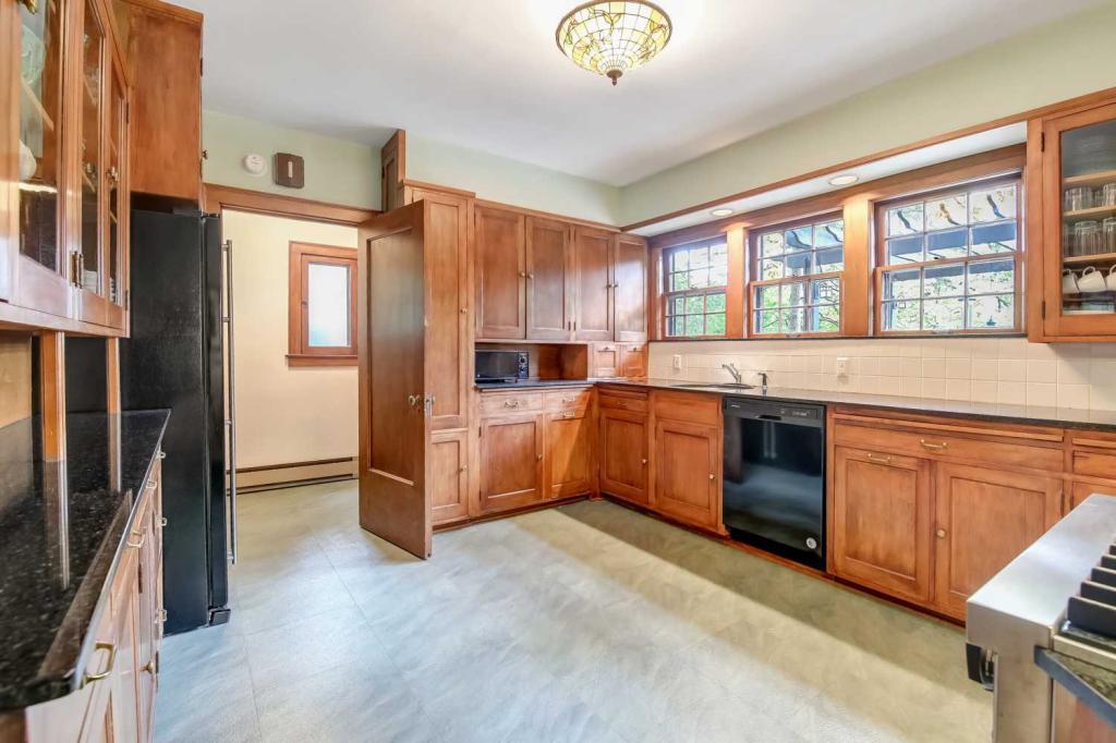 133 Hawthorne Road Hopkins, MN 55343 - Photo 11 of 26