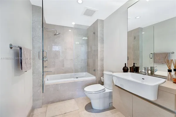 $9,500 | 200 Biscayne Blvd Way, Unit 504, Miami, FL 33131