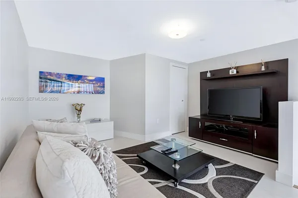 $9,500 | 200 Biscayne Blvd Way, Unit 504, Miami, FL 33131