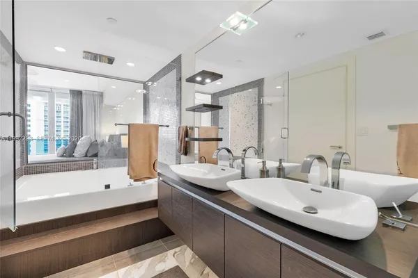 $9,500 | 200 Biscayne Blvd Way, Unit 504, Miami, FL 33131