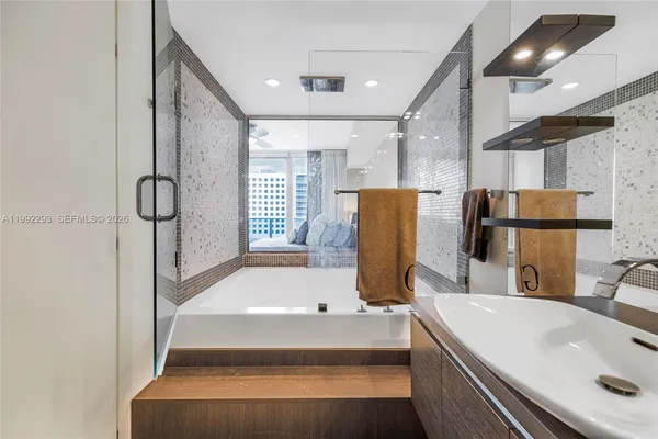 $9,500 | 200 Biscayne Blvd Way, Unit 504, Miami, FL 33131