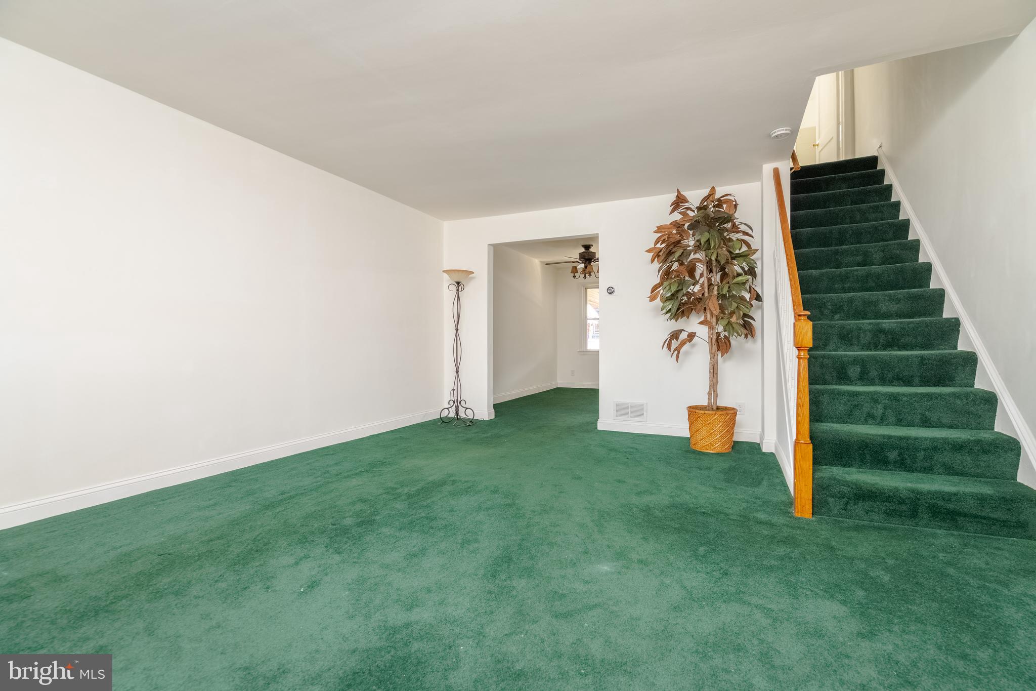 839 Arncliffe Road Essex, MD 21221 - Photo 4 of 25 Living Room
