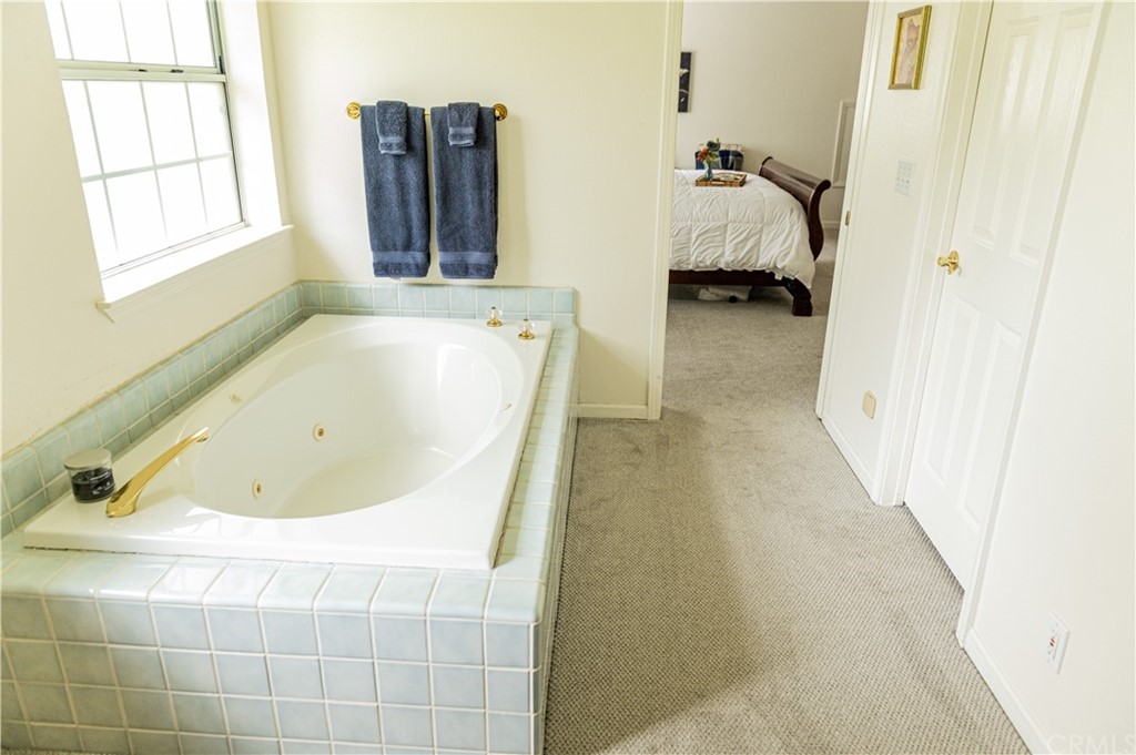 39301 Moonray Lane Oakhurst, CA 93644 - Photo 17 of 41 a bathroom with a tub