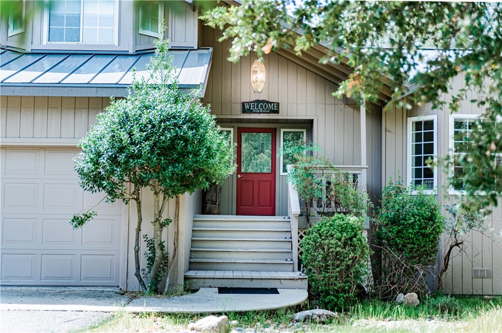 39301 Moonray Lane Oakhurst, CA 93644 - Photo 2 of 41 a house view with a garden space