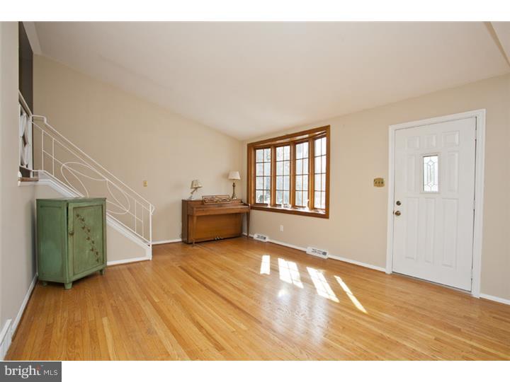 25 Cedar Grove Road Conshohocken, PA 19428 - Photo 5 of 14 Living Room