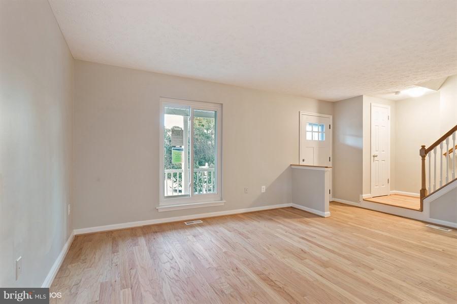 441 Broadwater Road Arnold, MD 21012 - Photo 3 of 30 Living Room