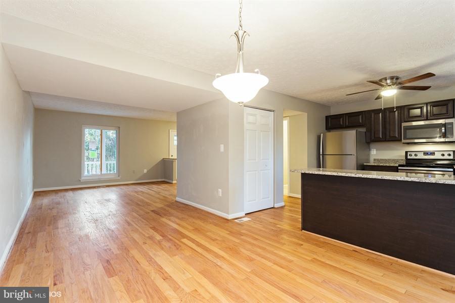 441 Broadwater Road Arnold, MD 21012 - Photo 5 of 30 Living Room