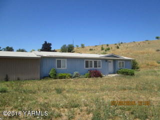 2832 Stone Road Yakima, WA 98908 - Photo 2 of 5 a view of a house with a yard