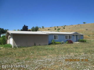2832 Stone Road Yakima, WA 98908 - Photo 3 of 5 a view of a house with a yard