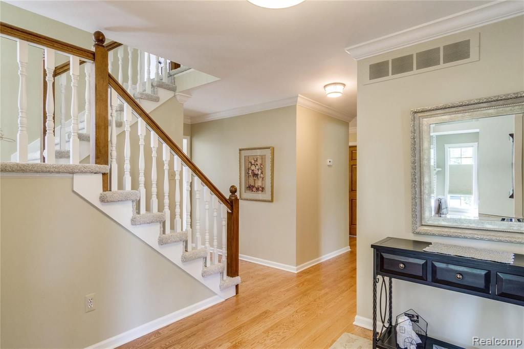 571 Augusta Drive Rochester Hills, MI 48309 - Photo 3 of 42