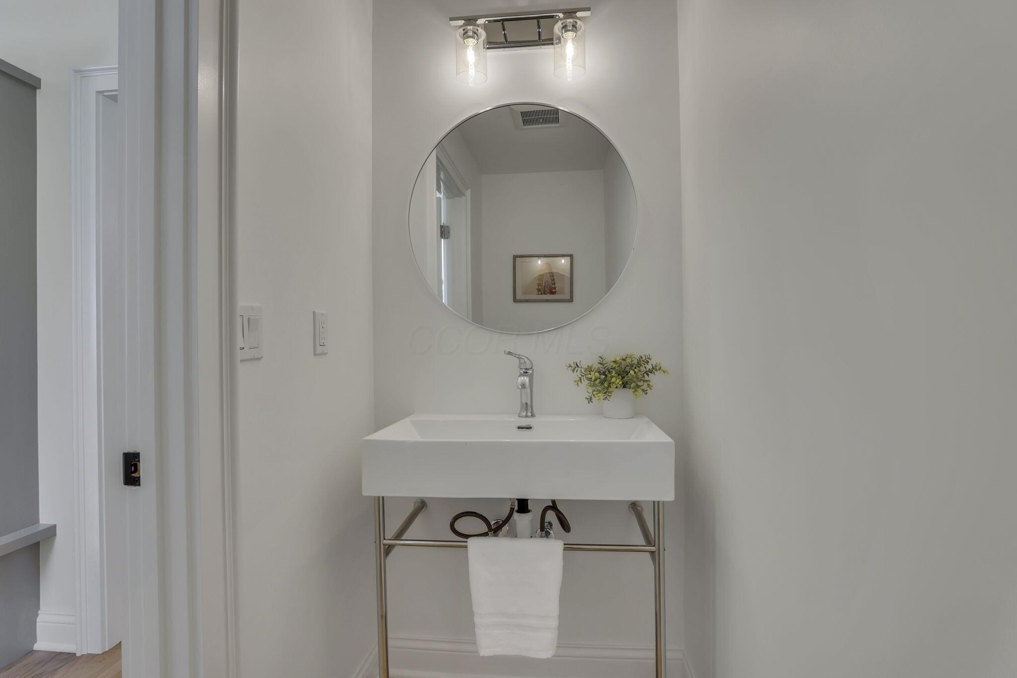 3675 Mountview Road Columbus, OH 43220 - Photo 40 of 64 Half bath off the hallway